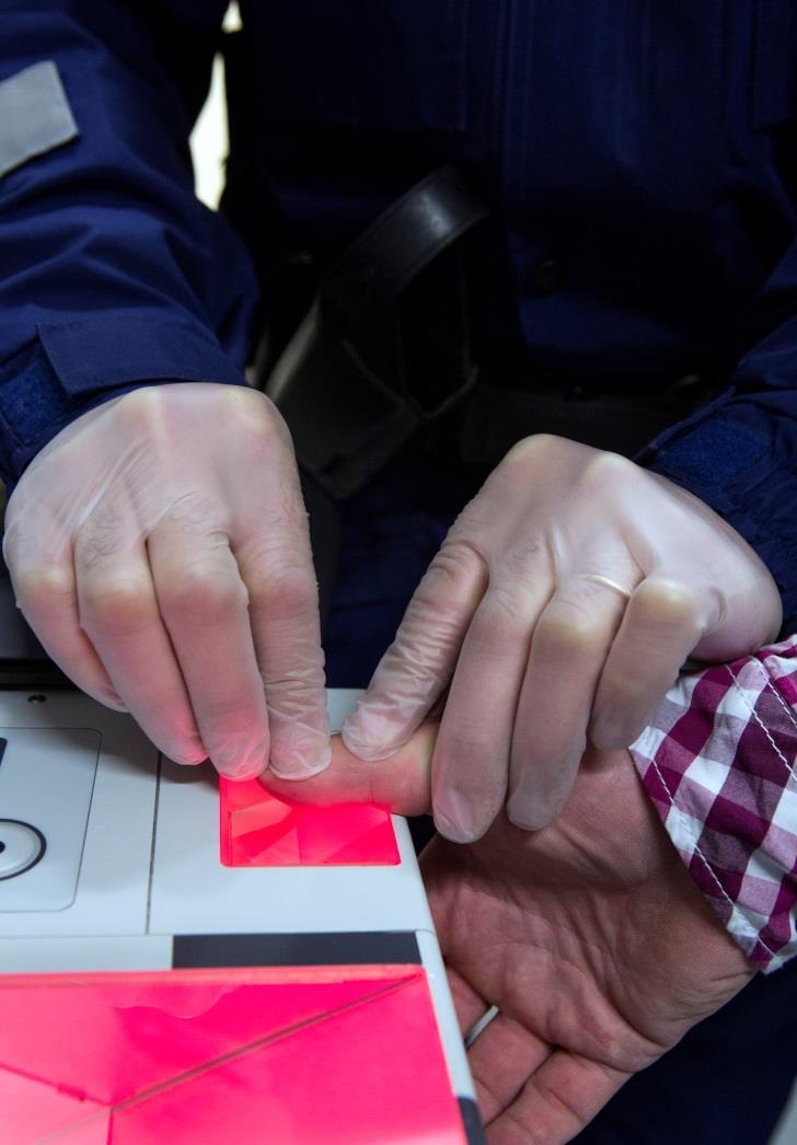 Poliisipalvelut RIKOSTORJUNTA Rikollisuuden ennaltaehkäisy, paljastaminen ja lähipoliisitoiminta Rikosilmoitusten vastaanotto Rikosten esitutkinta päivittäis- ja pitkäkestoinen tutkinta