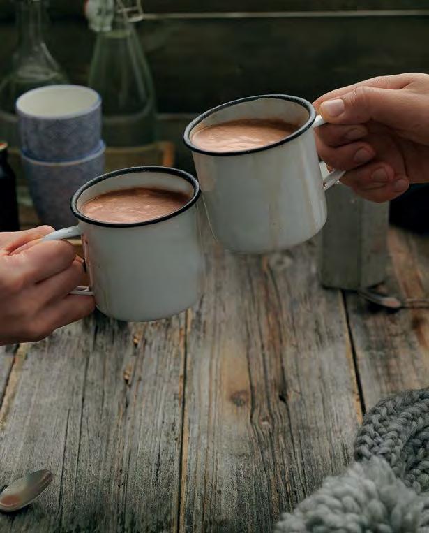 EGENDAARINEN TAZZA ON SUOMEN TUNNETUIN JA MYYDYIN KAAKAO, TÄYTEÄINEN KUUMA KAAKAOHERKKU, JOKA MAISTUU TIANTEESSA KUIN TIANTEESSA. KYSY ISÄÄ TAZZA-RATKAISUISTA PAUIG-YHTEYSHENKIÖTÄSI!