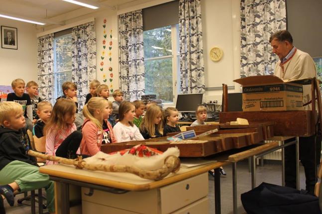 YHTEISTYÖ MARKKUUN KOULUN KANSSA Koulun kanssa vuonna 2016 toteutettu monialainen oppimiskokonaisuus oli menestys ja sen innoittamana kyläyhdistys suunnitteli Markkuun koulun opettajien kanssa uuden