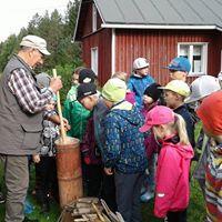 MARKKUUN KOULUN ENTINEN KEITTÄJÄ Irma Huovinen vieraili koululla kertomassa keittäjän työstä ennen vanhaan.