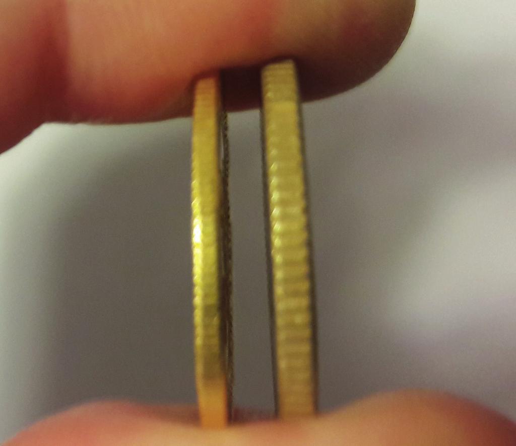 kolikon paksuuteen, kuin kaikille helposti näkyvään kolikon halkaisijaan (Kuva 5). Olisikin hyödyksi, jos numismaattisissa luetteloissa olisi myös kolikon paksuustiedot mukana.