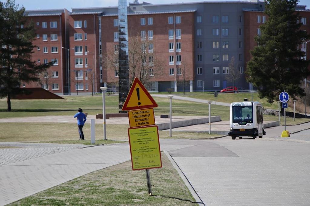 Kuva 2. Robottibussien liikennöinnistä tiedottava kyltti Hervannassa (kuva: Tuomas Paloniemi). 3.