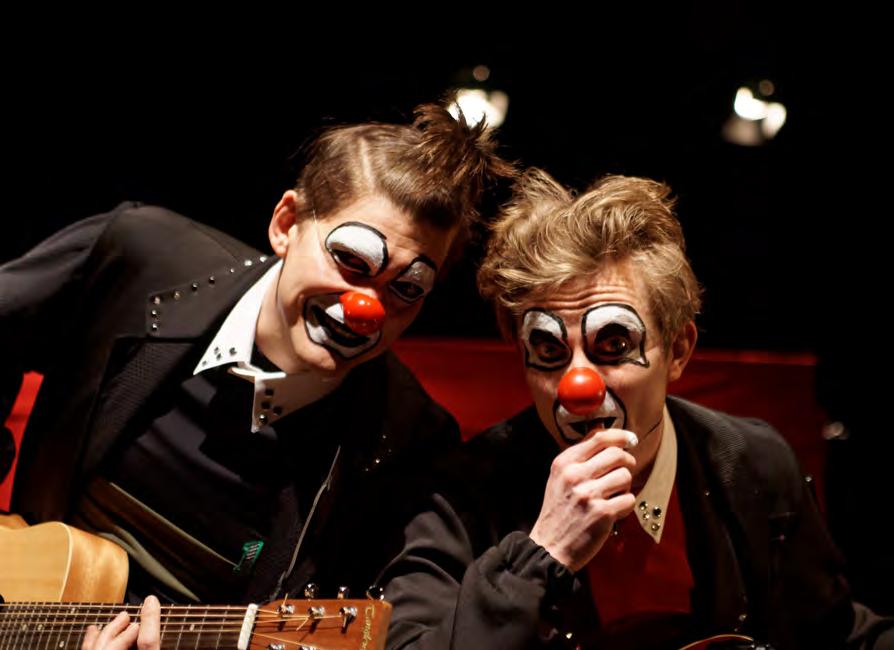 Valokuva Jouko Siro Valokuva Andreas Janett RIA RIA MUSIIKKITEATTERI KAPSÄKKI KIRSTI VALVE RED NOSE COMPANY & TEATTERI QUO VADIS KARI HOTAKAINEN JA TYÖRYHMÄ JUOKSUHAUDANTIE RIAN SYDÄN VIERAILU 9.11.
