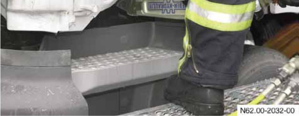 voidaan ennen leikkausta levittimillä puristaa kynnystä lyttyyn. Viillot kynnykseen voi tehdä n.