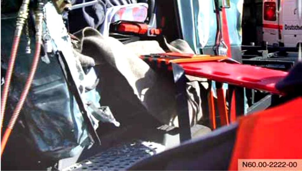 2007 by Daimler AG Kuvassa kuorma-auton kuljettaja, potilas, on valmisteltu siirtoa varten niskaa ja selkää tukevalla tuentavälineellä ja siirto aloitetaan rankalaudalla.