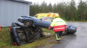 Ensisijaisesti kannattaa pyrkiä avaamaan auton takaluukku, avausmekanismista, avaimella tai hydraulisella työkalulla. Toissijaisesti rikotaan ikkuna, josta päästään potilaan luokse.