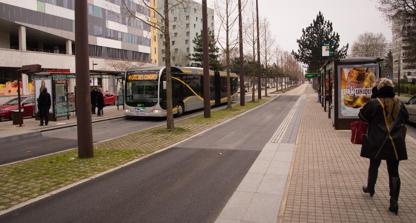 superbussilinja myöhemmin raitiotieksi. 2.