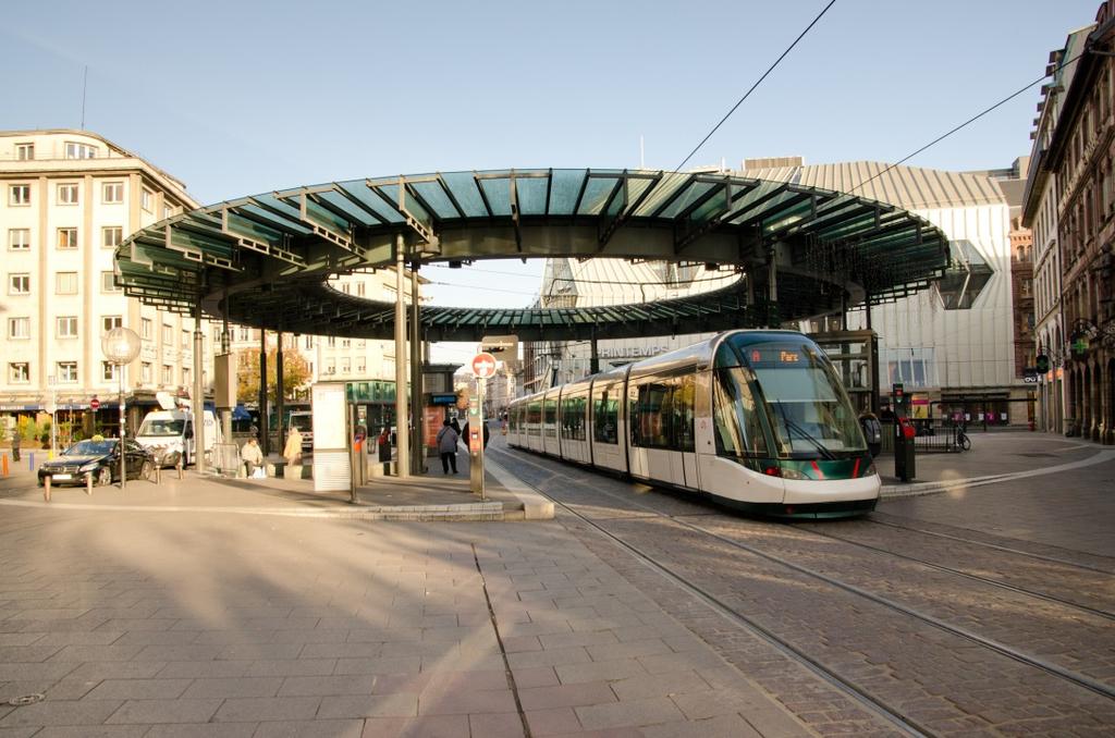 3 / 21 1. ESIPUHE Suunnittelun lähtökohtana on kaupunkikehityshankkeena toteutettava raitiotie- tai superbussiratkaisu.