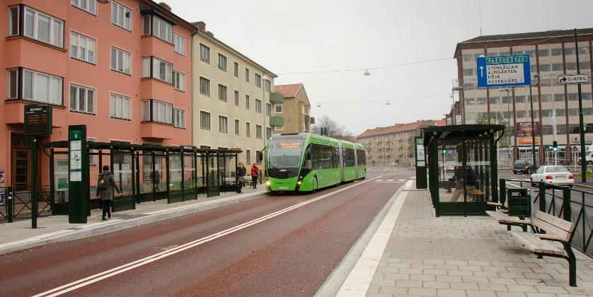 7 / 21 Infrastruktuuri ja liikennejärjestelyt Raitiotie- tai superbussijärjestelmä kulkee pääosin henkilöautoliikenteestä erotetuilla kaistoilla.