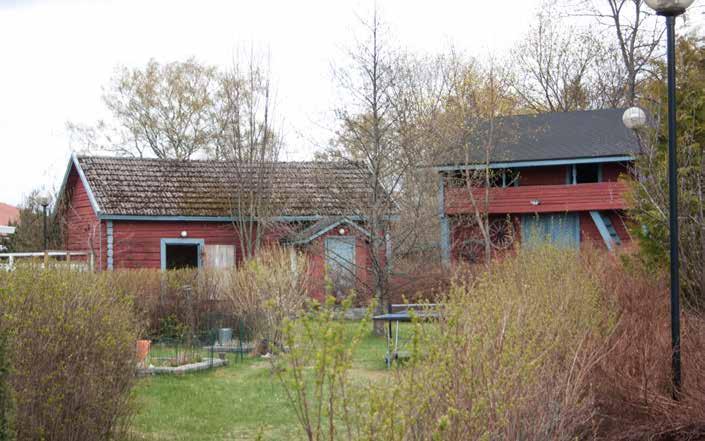 172 Ali-Knaapilan asuinrakennuksen rakentajana pidetään Johan Heleniusta (Halme) ja rakennusvuosi on 1886, joskin taloa on laajennettu, sillä sen vanhaksi mainitussa osassa Lintulan adoptiopoika