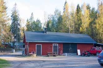 ikkunarivi, mutta muutoin kuisti on ollut hyvin pitkään hieman kömpelö ja oudon oloinen.