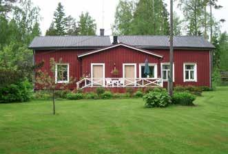Pihapiirin välittömässä läheisyydessä pellolla on suuri puurakenteinen kuivuri ja riihirakennus (25f; luokka 3). 26 Mäkelän päärakennus, talon takana on lisäosa.