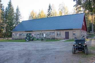 189 Talo on osittain hirsirakenteinen, osittain pystyhirsien ja täyteseinillä rakennettu sekä