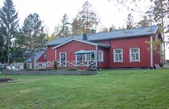 26 Mäkelän päärakennus 2014, talon takaa näkyy navetta.