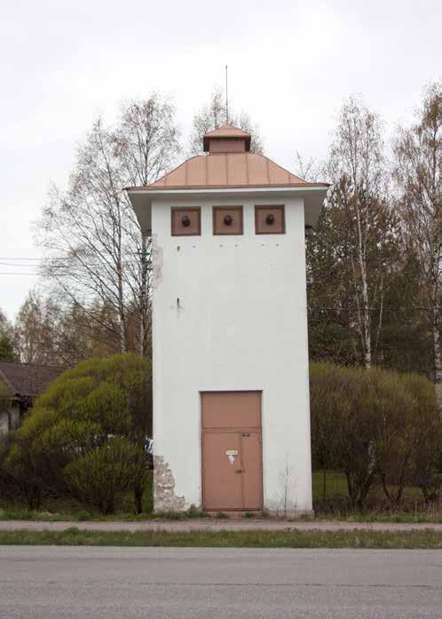 245a - Lahelan muuntajatorni. Tiilestä muurattu, valkoiseksi rapattu Tuusulanseudun sähkölaitoksen tyyppitorni, jollaisia löytyy runsaasti Järvenpään, Keravan ja Tuusulan alueelta.