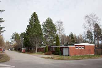 Sinivuokontie 2:n yksikerroksinen Bungalow-talo oli alkuperäisessä asussa vielä vuonna 2009, jonka jälkeen se muutettiin julkisivuiltaan