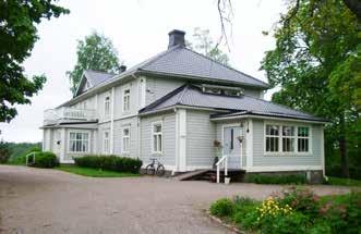 Rakennusta on useaan otteeseen uusittu, perusteellisemmin ainakin vuonna 1923 uuden omistajan myötä: verrattaessa ennen ja jälkeen kuvia nykytilanteeseen voidaan todeta, että tyylikkäästä