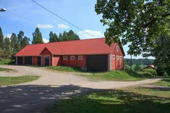 suurten mäntyjen ympäröimänä peltoaukealle pistävässä metsäniemekkeessä.