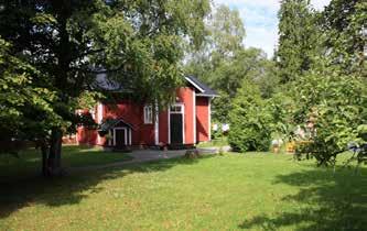 Harjakattoinen, hirsirakenteinen päärakennus (6; luokka 1) on vuodelta 1896. 50 Gunnar Winqwistin pystyttämän talon mallina on ilmeisesti ollut saman kylän Väfvarsin 1887 valmistunut rakennus.