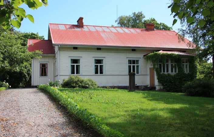 Punamullatut talous- ja ulkorakennukset, joita on lähes kymmenkunta, ovat tiiviinä ryhmänä tontilla ja osittain pohjoisessa tien toisella puolella.