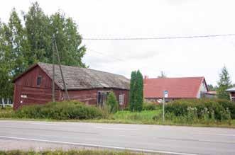 Myllykyläntielle päin oleva ainakin 1860-luvulta 53 oleva luhdillinen, lyhytnurkkainen aitta (6i; luokka 2), jota on pihapäädystä jatkettu 1930-luvulla