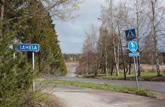 Pihan puolella joen suuntaisesti on betonitiilinavetta, joka on vuodelta 1939 ja uusi asuinrakennus vuodelta 1959.