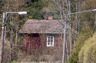 Koulun pohjoispuolella on Fridhemin torppa, jonka ulkorakennukset: sauna (7d; luokka 2) ja maakellari (7e; luokka 3) ovat säilyneet.