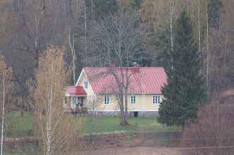 Inkilän naapurina on Maisalan vanha taitekattoinen talo (8e; luokka 3) vuodelta 1890. Lahelasta tulevan vanhan kylätien varressa, Ruotsinkylän peltoaukeiden pohjoisosassa, on säilynyt vanha torppa.