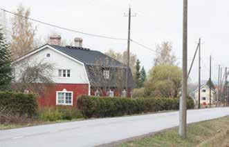 Kaksikerroksinen, taitekattoinen ja jugend-vaikutteinen päärakennus on vuodelta 1911. 72 Päärakennuksen rakennutti mm.