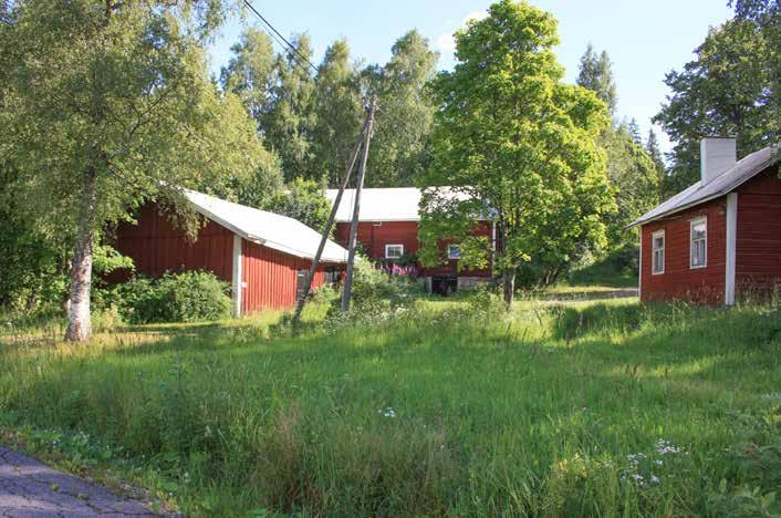 Suurin osa tilan rakennuksista on 1880-luvulta. Vaikka joitakin rakennuksia on purettu tai muutettu, antaa säilynyt rakennuskanta hyvän käsityksen 1800-luvun lopun maatilasta.