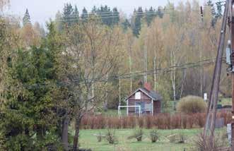 Päärakennus on perinteiseen tapaan sijoitettu pitkittäin tien viereen, sisäänkäynti pihan puolelle. Se on paritupapohjainen, yksikerroksinen ja pitkänurkkainen hirsirakennus.