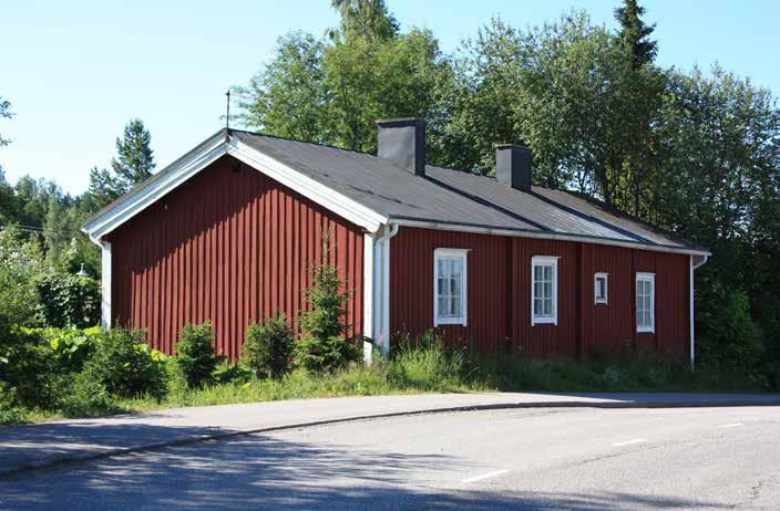 Koko rakennuksessa on samanlaiset kuusiruutuiset ikkunat, jotka on saatettu laittaa vuorauksen yhteydessä.