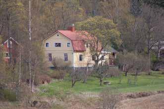 Nykyinen, vuonna 1909 valmistunut kaksikerroksinen, taitekattoinen päärakennus (13; luokka 2) on vanhan talonpaikan takana: vanha paritupa purettiin 1900-luvun alussa uuden valmistuttua.