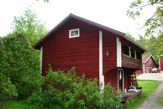Pihan eteläsivulla on säilynyt kaksikerroksinen lyhytnurkkainen luhtiaitta (13b; luokka 1) vuodelta 1851, 103 renkien asuntonakin ollut sauna ja puutyöhuone on sen sijaan purettu.