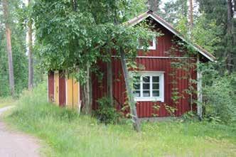Myös täysin puurakenteinen kuistin lattia on väistynyt betonisen tieltä: tämä rakennemuutos lahotti alimpia hirsikertoja ja lattiavasojen päitä; korjaukset tehtiin 2010-luvun alussa.