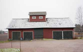 Tila sijaitsee maisemallisesti edustavasti, mäellä tien varressa.