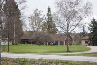 Näistä edelleen pohjoiseen on tuvallinen pihasauna (18e; luokka 2), ja siitä edelleen pohjoiseen 1930-luvulla rakennettu tilan karjakon
