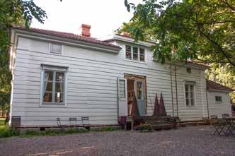 Kokonaisuuteen kuuluu myös joukko ulko- ja talousrakennuksia: 1800-1900-luvun vaihteesta periytyvä kaksiosainen korkeahko, punamullattu ja lautaverhoiltu ajokalusto/puuvaja (20d; luokka 2), jossa on