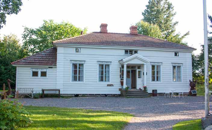 Vajan ja vanhan päärakennuksen välissä on useammassa osassa noin 1930-luvulla rakennettu navetta (20e; luokka 2), jossa on myös lato ja ajosillan vieressä betonitiilistä muurattu pyöreä AIV-torni.