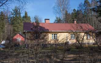 ikkunoita. Pihasivun kuistit ovat uudehkoja. Kuisti oli aikaisemmin tyypillinen avokuisti. Varhaisin sisäänkäynti on Härön mukaan ollut maantien puolella.