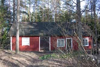 Mökkiä vastapäätä on pitkä rakennus (22a; luokka 2), jossa on sauna, saunatupa ja