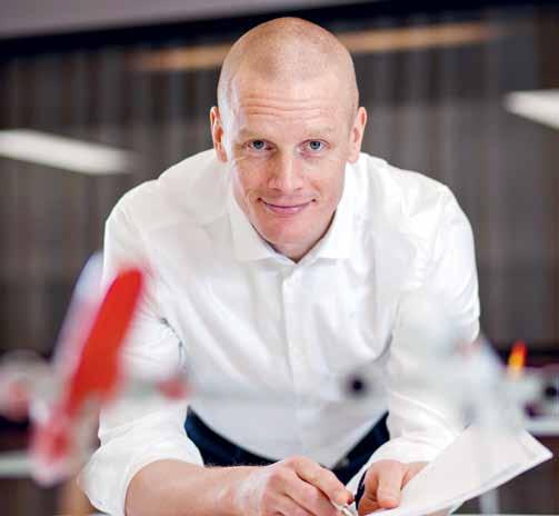Osmo Liimatainen Ammatti: Key Account Manager, lennonjohtaja Työtehtävä: lentoyhtiöasiakkuuksien hoitaminen, vuoroesimies, lennonjohtaja ja ilmatilahallintayksikön asiantuntija Yksikkö: ANS