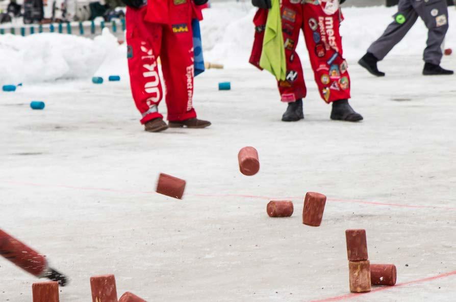 Oulun Akateeminen Mölökky- ja Kyykkäseura ry Oulu on viimeinkin valkoinen lumesta, toppapukuiset hahmot pyörivät pulkkien kanssa pitkin humanistipäädyn parkkipaikkaa ja spraymaalaavat maata.