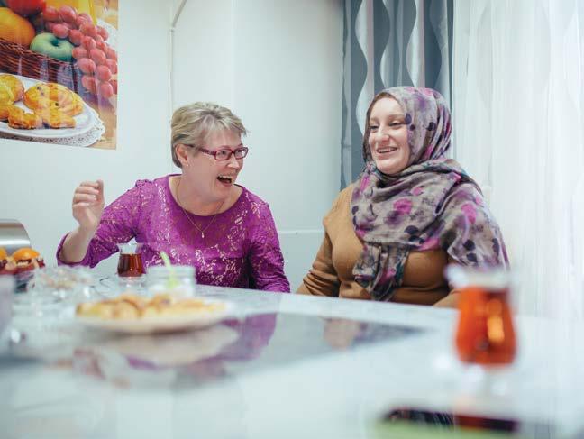 HÄMEEN PIIRI Kuva: SPR aineistopankki / Jarkko Mikkonen Suomen Punaisen Ristin vapaaehtoinen ja Päivi Lind on tutustunut ystävätoiminnan kautta kurditaustaiseen Salimin perheeseen.
