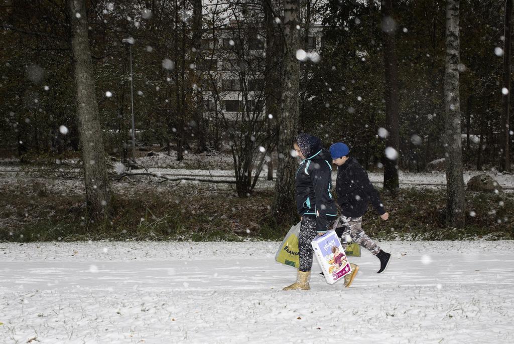 8 K U VA S A R JA KOH TA ISE T T EH TÄVÄT P OH DI : Tutki Heidi Piiroisen Ohikulkijat-näyttelyä ja eläydy siihen, millaista arkea kuvien ihmiset elävät.
