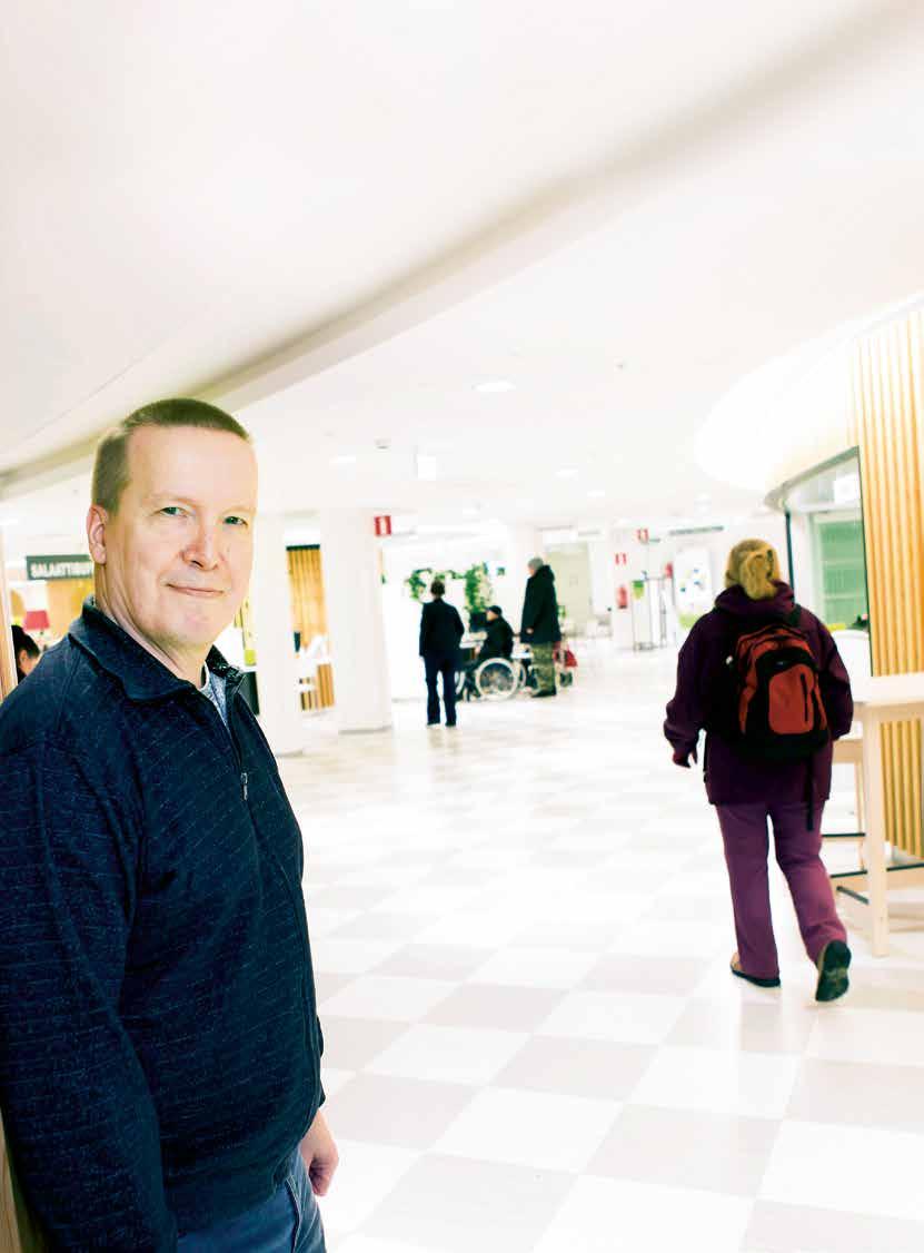 Yks saraala A urnkosena maanantaaamuna Tays Hatanpään ulko-ovesta soljuu ssään hmsä tasaseen tahtn. He hajaantuvat nopeast er puollle soa rakennusta polklnkolle, osastolle, tomenptesn ta kuka mnnekn.