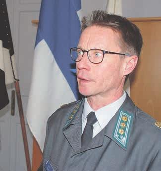 Maanpuolustusjuhlassa Kouvolan Upseerikerholla Kouvolan kaupungin tervehdyksen esitti kaupunginvaltuuston jäsen, kansanedustaja Markku Pakkanen.