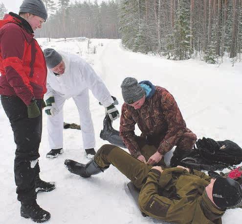 14 2/2018 Toimintapäivä kiinnosti Miehikkälässä Vänrikki Mikko Suoknuuti löysi tervaskannon ja yhdessä kuusen kuivien alaoksien kanssa sai kynsitulet syttymään Multasillan motissa.