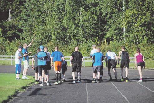 Myllykosken Reserviupseerikerhosta järjestelyvastuussa ovat Olavi Heikkilä, Eero Mattila, Paa- Kuvassa lähdön tunnelmaa Cooperiin. vo Mikkonen ja Juha Tompuri.