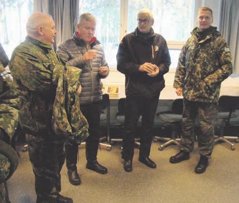 2/2018 7 Kymenlaakson reserviläiset tervehtivät OLTERMANNIA Maaliintuloa odottelemassa vas.